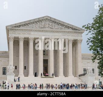 24. September 2020, Washington, DC-- die Schatulle des Obersten Gerichtshofs Ruth Bader Ginsburg wird bis heute Abend um 10:00 Uhr am Obersten Gerichtshof liegen. Stockfoto