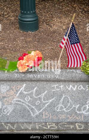 24. September 2020, Washington, DC-- Blumen und Erinnerungsstücke säumten die Straße gegenüber dem Obersten Gerichtshof zu Ehren von Richterin Ruth Bader Ginsburg. Stockfoto