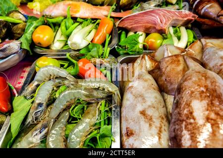 Verschiedene Fisch- und Fleischgerichte auf dem Nachtmarkt Stockfoto