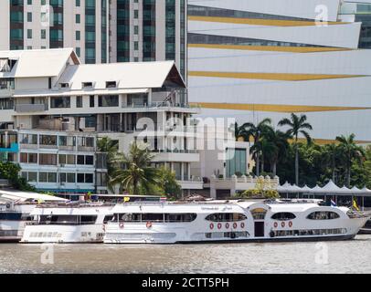 Flusskreuzfahrtschiffe auf dem Chao Phraya Fluss in Bangkok, warten auf Passagiere während der covid-19 Pandemie, die den Fluss der eingehenden touris gestört Stockfoto