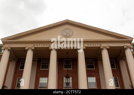 Bethesda, Maryland 09/12/2020: Blick auf das historische Hauptgebäude (Gebäude 1) der National Institutes of Health (NIH) im Inneren des Bethesda Campus. U. Stockfoto