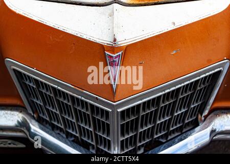 Rockville, MD, USA 09/12/2020: Nahaufnahme des Pfeilkopfes Pontiac Auto Emblem auf der Frontplatte eines orangen Pontiac Grand Prix der dritten Generation Stockfoto