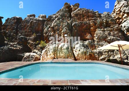 Der schöne Swimmingpool im Kagga Kamma finden in der Western Cape, Südafrika. Stockfoto