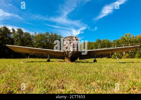 Indian Head, MD, USA 09/19/2020: Nahaufnahme Einzelbild eines verlassenen rostigen Beechcraft Musketeer A23-Modell einmotorige Niederflügel-Leichtflugzeuge l Stockfoto