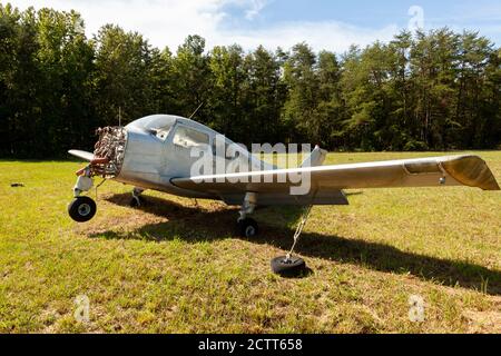 Indian Head, MD, USA 09/19/2020: Nahaufnahme Einzelbild eines verlassenen rostigen Beechcraft Musketeer A23-Modell einmotorige Niederflügel-Leichtflugzeuge l Stockfoto