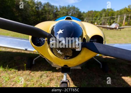 Indian Head, MD, USA, 09/19/2020: Nahaufnahme der Frontplatte eines zweisitzigen Leichtflugzeugs mit festem Flügel in glänzendem Gelb. Bild zeigt das Radar Stockfoto