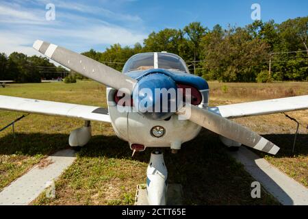 Indian Head, MD, USA 09/19/2020: Vorderansicht eines alten einmotorigen Propellerflugzeugs (Piper Cherokee PA 28), das auf dem Rasen am Maryland Airport geparkt ist Stockfoto