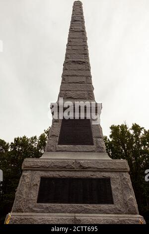 Point Lookout, MD, USA 09/19/2020: Blick auf den Konföderierten Friedhof in der Nähe des ehemaligen Kriegsgefangenenlagers am Point Lookout, MD. Die Denkmäler markieren das Begräbnis p Stockfoto