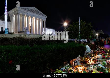 Kerzen und Blumen liegen auf dem Bürgersteig vor dem Gebäude des Obersten Gerichtshofs der USA zu Ehren von Richterin Ruth Bader Ginsburg, Washington, DC, USA Stockfoto