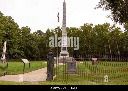 Point Lookout, MD, USA 09/19/2020: Blick auf den Konföderierten Friedhof in der Nähe des ehemaligen Kriegsgefangenenlagers am Point Lookout, MD. Die Denkmäler markieren das Begräbnis p Stockfoto