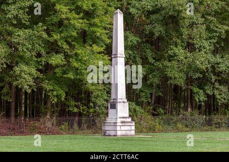 Point Lookout, MD, USA 09/19/2020: Blick auf den Konföderierten Friedhof in der Nähe des ehemaligen Kriegsgefangenenlagers am Point Lookout, MD. Die Denkmäler markieren das Begräbnis p Stockfoto