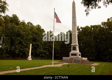 Point Lookout, MD, USA 09/19/2020: Blick auf den Konföderierten Friedhof in der Nähe des ehemaligen Kriegsgefangenenlagers am Point Lookout, MD. Die Denkmäler markieren das Begräbnis p Stockfoto