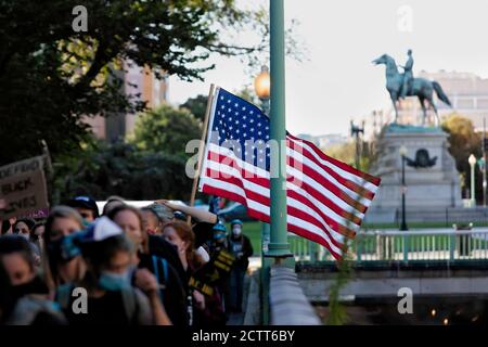 Ein Militärveteran trägt eine amerikanische Flagge als Demonstranten Lae Thomas Circle während des Marsches für Gerechtigkeit, Washington, DC, USA Stockfoto