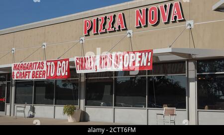 Humorvolle Wiedereröffnung Schild auf Pizza Nova Store, nach viel hin und her mit California Einschränkungen Stockfoto