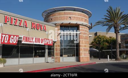 Humorvolle Wiedereröffnung Schild auf Pizza Nova Store, nach viel hin und her mit California Einschränkungen Stockfoto