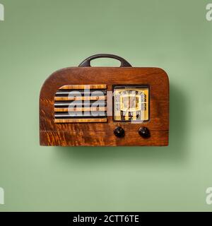 Retro Holzradio auf grünem Hintergrund Stockfoto