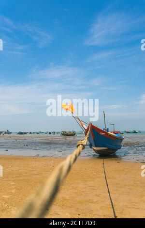 Bunte lokale Fischerboote von der Küste bei Vung Tau, Vietnam verankert.Reisekonzept. Selektiver Fokus Stockfoto