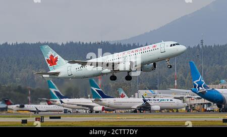Richmond, British Columbia, Kanada. September 2020. Ein Airbus A320 (C-FPDN) von Air Canada hebt vom internationalen Flughafen Vancouver ab. Quelle: Bayne Stanley/ZUMA Wire/Alamy Live News Stockfoto