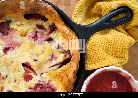 Holländischer Baby-Pfannkuchen auf Bratpfanne Stockfoto