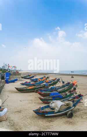 Bunte lokale Fischerboote von der Küste bei Vung Tau, Vietnam verankert.Reisekonzept. Selektiver Fokus Stockfoto