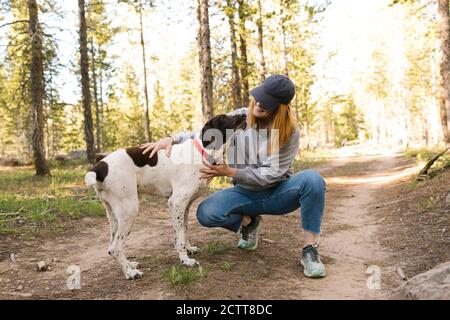 Frau mit Hund im Uinta-Wasatch-Cache National Forest Stockfoto