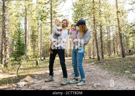 Eltern mit kleinen Töchtern (2-3) stehen auf dem Weg in Uinta-Wasatch-Cache National Forest Stockfoto