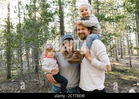 Porträt glücklicher Eltern mit kleinen Töchtern (2-3) in Uinta-Wasatch-Cache National Forest Stockfoto