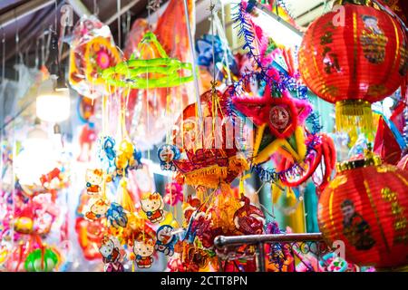 Dekoriert bunte Laternen hängen auf einem Stand in den Straßen von Cholon in Ho Chi Minh City, Vietnam während Mid Autumn Festival. Chinesische Sprache in p Stockfoto