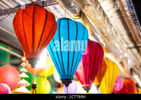 Dekoriert bunte Laternen hängen auf einem Stand in den Straßen von Cholon in Ho Chi Minh City, Vietnam während Mid Autumn Festival. Chinesische Sprache in p Stockfoto