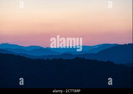 MORGENDÄMMERUNG BRICHT ÜBER DEN BLAUEN BERGRÜCKEN, NORDWESTEN GA, USA Stockfoto