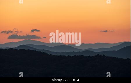 MORGENDÄMMERUNG BRICHT ÜBER DEN BLAUEN BERGRÜCKEN, NORDWESTEN GA, USA Stockfoto