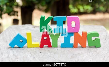 Bunte Alphabet Block mit Kind spielen Formulierung für draußen spielen auf Holztisch, lernen von zu Hause Konzept. Stockfoto