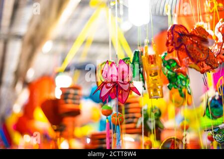 Hand gezeichnet 5 Schritte von Vietnamse Kaffee Prozess in braunen Farben, junge Kaffee sprießen zu heißen Kaffee trinken, Skizze Stil auf weißem Hintergrund. Skizzenzeichnung Stockfoto