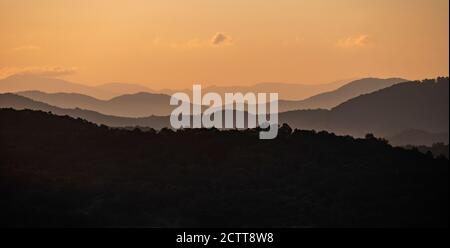 MORGENDÄMMERUNG BRICHT ÜBER DEN BLAUEN BERGRÜCKEN, NORDWESTEN GA, USA Stockfoto