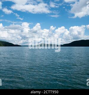 USA, New York, Cooperstown, Otsego Lake, Wolken über See umgeben von Hügeln Stockfoto