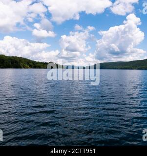 USA, New York, Cooperstown, Otsego Lake, Wolken über See umgeben von Hügeln Stockfoto