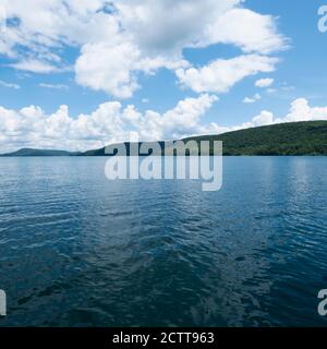 USA, New York, Cooperstown, Otsego Lake, Wolken über See umgeben von Hügeln Stockfoto