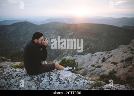 Italien, Ligurien, La Spezia, man fotografiert Bergkette von der Bergspitze Stockfoto