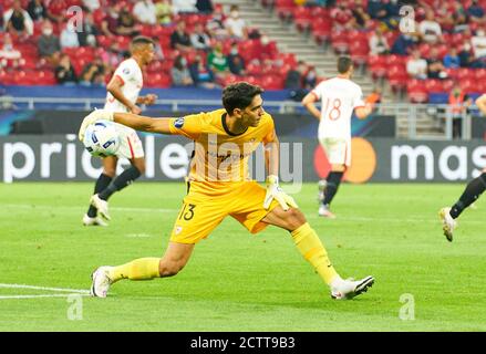 Budapest, Ungarn, 24. September 2020. Yassine BOUNBOU, Sevilla 13 im UEFA Supercup Finale FC BAYERN MÜNCHEN - FC SEVILLA 2-1 in der Saison 2019/2020, FCB, München, © Peter Schatz / Alamy Live News - die UEFA-VORSCHRIFTEN VERBIETEN DIE VERWENDUNG VON FOTOS als BILDSEQUENZEN und/oder QUASI-VIDEO - Nationale und internationale Nachrichtenagenturen AUSSCHLIESSLICHE redaktionelle Verwendung Stockfoto