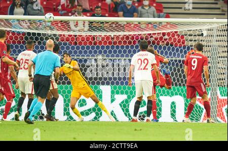 Budapest, Ungarn, 24. September 2020. Javi MARTINEZ, FCB 8 Punkte, schießt 2-1 Tor für , Tor, Treffer, feiert sein Tor, glücklich, lachen, Feier, Yassine BOUNBOU, Sevilla 13 im Finale UEFA Supercup Spiel FC BAYERN MÜNCHEN - FC SEVILLA 2-1 in der Saison 2019/2020, FCB, München, © Peter Schatz / Alamy Live News - die UEFA-VORSCHRIFTEN VERBIETEN DIE VERWENDUNG VON FOTOS als BILDSEQUENZEN und/oder QUASI-VIDEO - Nationale und internationale Nachrichtenagenturen AUSSCHLIESSLICHE redaktionelle Verwendung Stockfoto