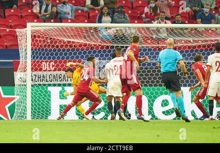 Budapest, Ungarn, 24. September 2020. Javi MARTINEZ, FCB 8 Punkte, schießt 2-1 Tor für , Tor, Treffer, feiert sein Tor, glücklich, lachen, Feier, Yassine BOUNBOU, Sevilla 13 im Finale UEFA Supercup Spiel FC BAYERN MÜNCHEN - FC SEVILLA 2-1 in der Saison 2019/2020, FCB, München, © Peter Schatz / Alamy Live News - die UEFA-VORSCHRIFTEN VERBIETEN DIE VERWENDUNG VON FOTOS als BILDSEQUENZEN und/oder QUASI-VIDEO - Nationale und internationale Nachrichtenagenturen AUSSCHLIESSLICHE redaktionelle Verwendung Stockfoto