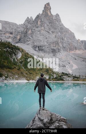 Italien, Südtirol, Cortina d Ampezzo, See Sorapis, Mann auf Felsen stehend und Blick auf den See Stockfoto