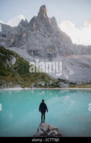 Italien, Südtirol, Cortina d Ampezzo, See Sorapis, Mann auf Felsen stehend und Blick auf den See Stockfoto
