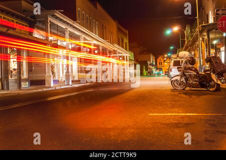 Santa Fe USA   September 15 2015; Motorrad geparkt auf der Straße vor Gebäuden, Lichtspuren und Schilder in der Stadt bei Nacht New Mexico, USA. Stockfoto