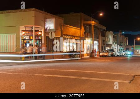 Santa Fe USA   September 15 2015; Gebäude im Pueblo-Stil, leichte Wege und Schilder in der Stadt bei Nacht New Mexico, USA. Stockfoto