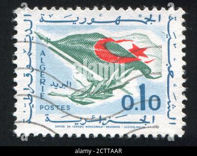 Algerien CIRCA 1963: Briefmarke gedruckt von Algerien, zeigt Flagge, Gewehr, Olivenzweig, ca. 1963 Stockfoto