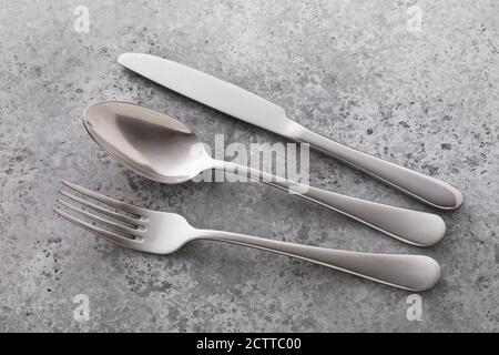 Besteck auf dem Tisch mit Betonstruktur, Nahaufnahme Stockfoto