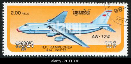 KAMBODSCHA - UM 1986: Briefmarke gedruckt von Kambodscha, zeigt Flugzeug, um 1986. Stockfoto