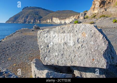 Blick von den Fossil Cliffs auf Bishop und Clerk On Maria Island Stockfoto