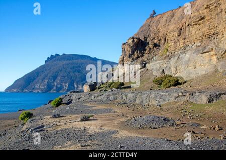 Blick von den Fossil Cliffs auf Bishop und Clerk On Maria Island Stockfoto